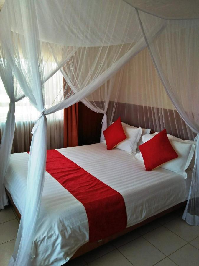 Bomen Hotel Isiolo Bagian luar foto
